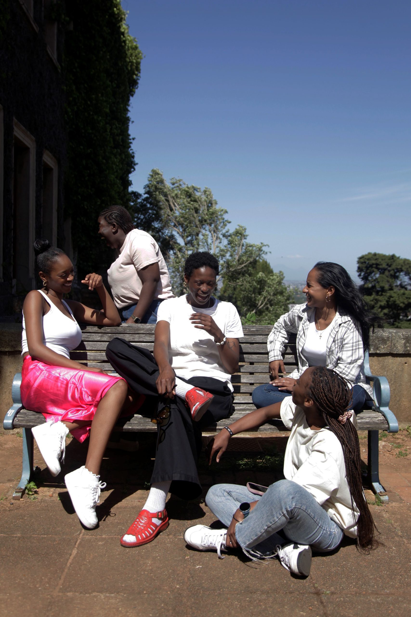 Fiatalok egy padon ülve.