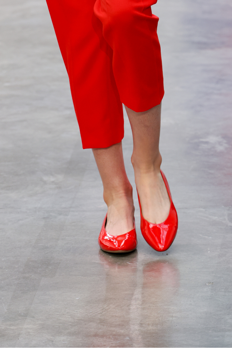 2026-szines-cipok | Marie Claire Akris 2026. tavasz–nyár bemutató piros nadrág, piros cipő