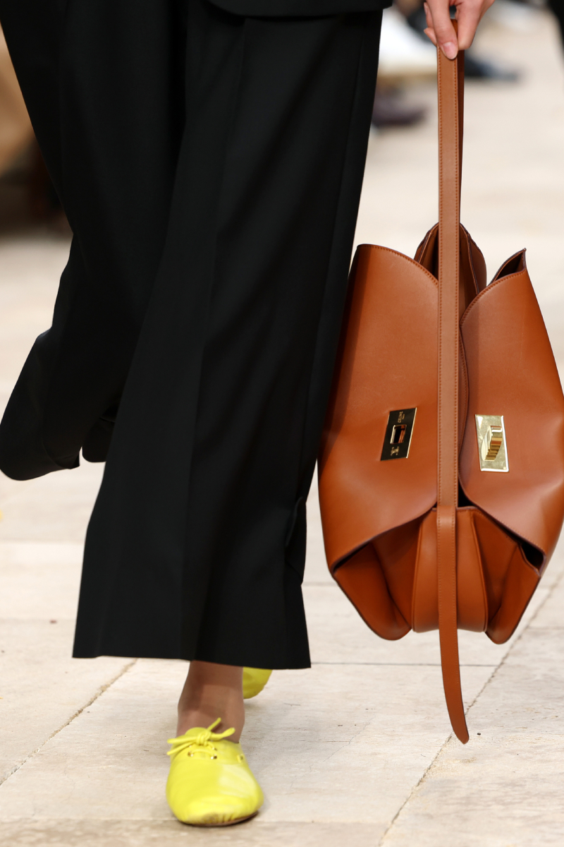 2026-szines-cipok | Marie Claire Celine 2026. tavasz–nyár bemutató sárga cipő, barna táska