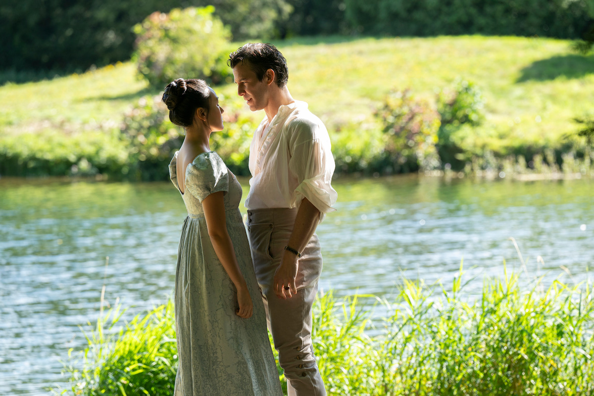 Pár folyóval és zöld mezőkkel, fákkal a háttérben.