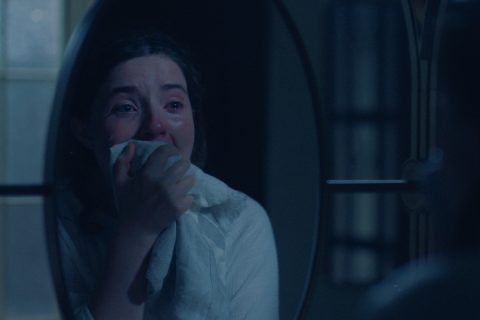 Daisy azaz Lucy Halliday a Testamentumok sorozatban tükör előtt kiabál, a szája elé teszi a kezét