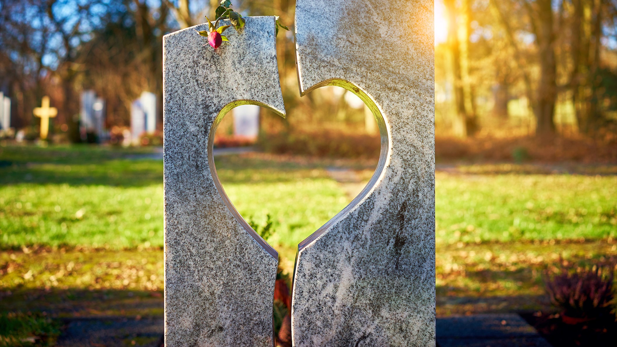 Szívvel díszített sírkő a temetőben