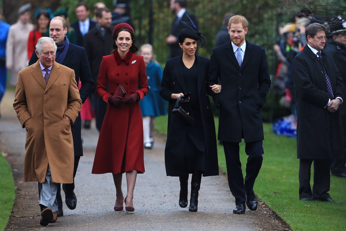 harry-herceg-karoly-kiraly-bekules | Marie Claire Károly király, Vilmos herceg, Katalin hercegné, Meghan Markle, Harry herceg egymás mellett sétál hivatalos eserményen
