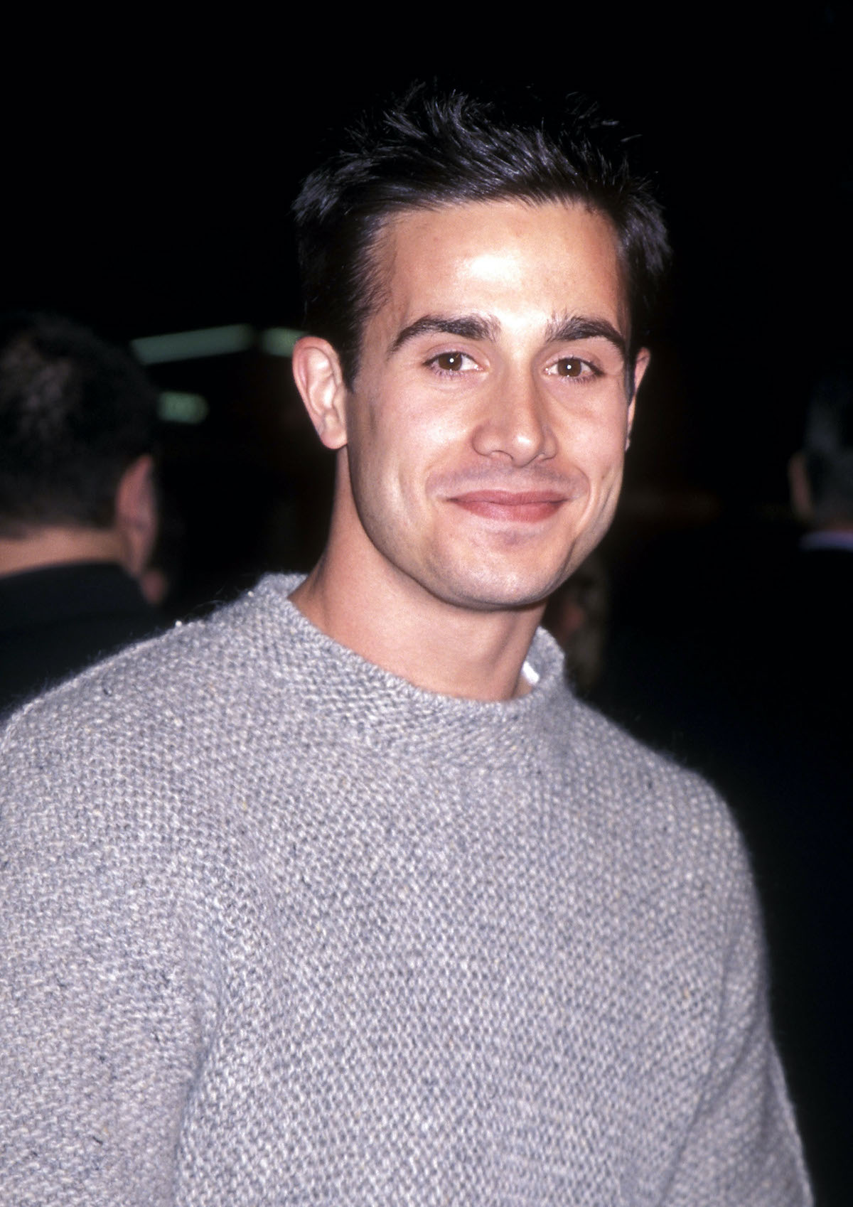 Freddie Prinze Jr. fiatalon, szürke pulóverben (1999).