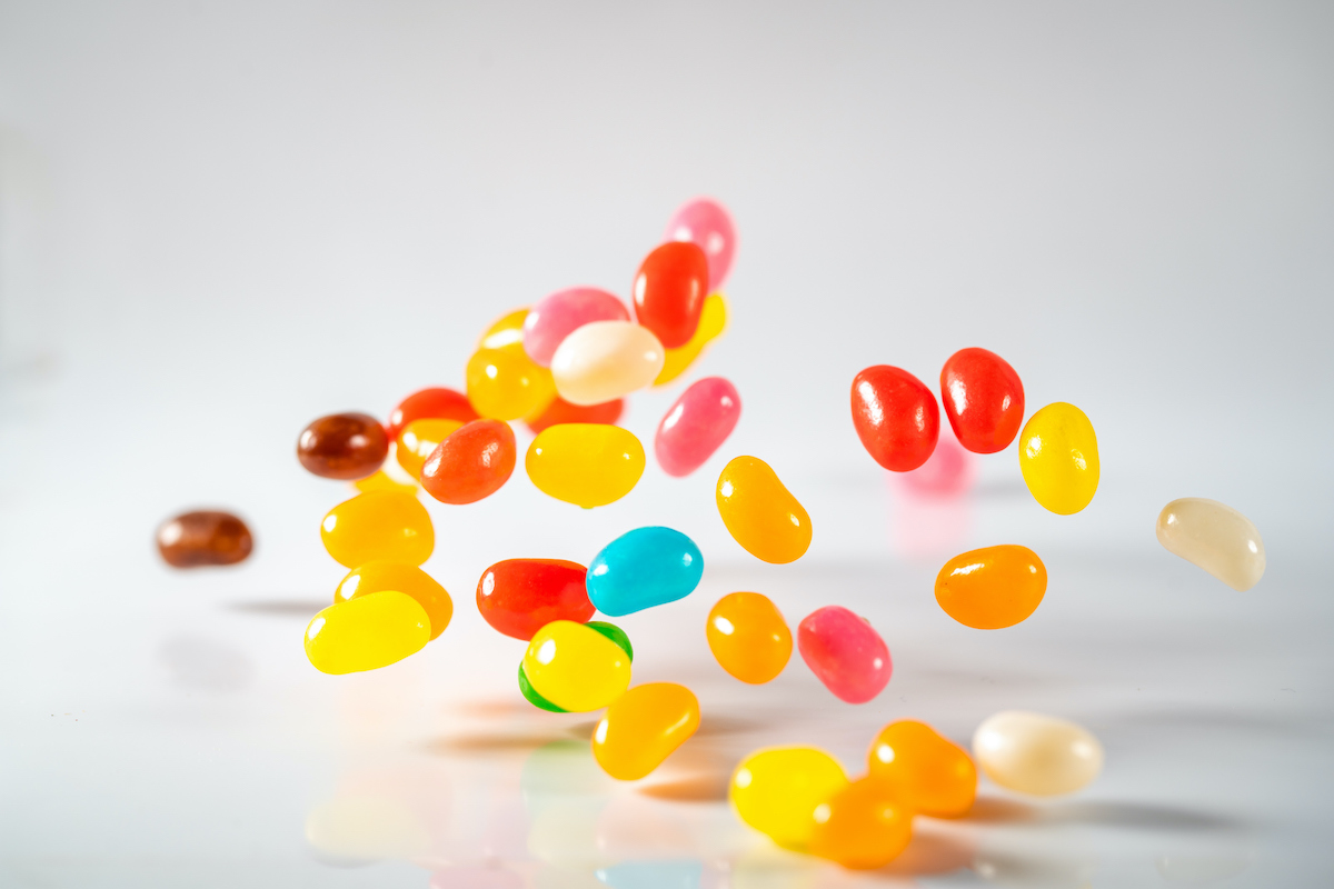 koromtrend-selena-gomez-jelly-bean-manikur | Marie Claire színes cukorkák fehér háttér előtt