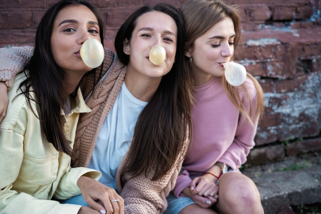 ragogumi-eltavolitasa-hajbol-trukkok | Marie Claire Lányok rágóznak egymás mellett