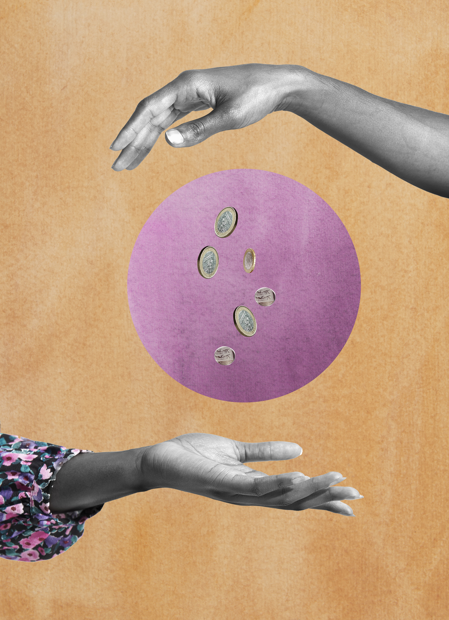 Egy női kéz pénzt szór egy másikba egy rózsaszin telihold előtt