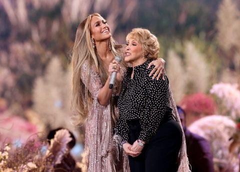 Jennifer Lopez és Guadalupe Rodríguez mikrofonba énekel