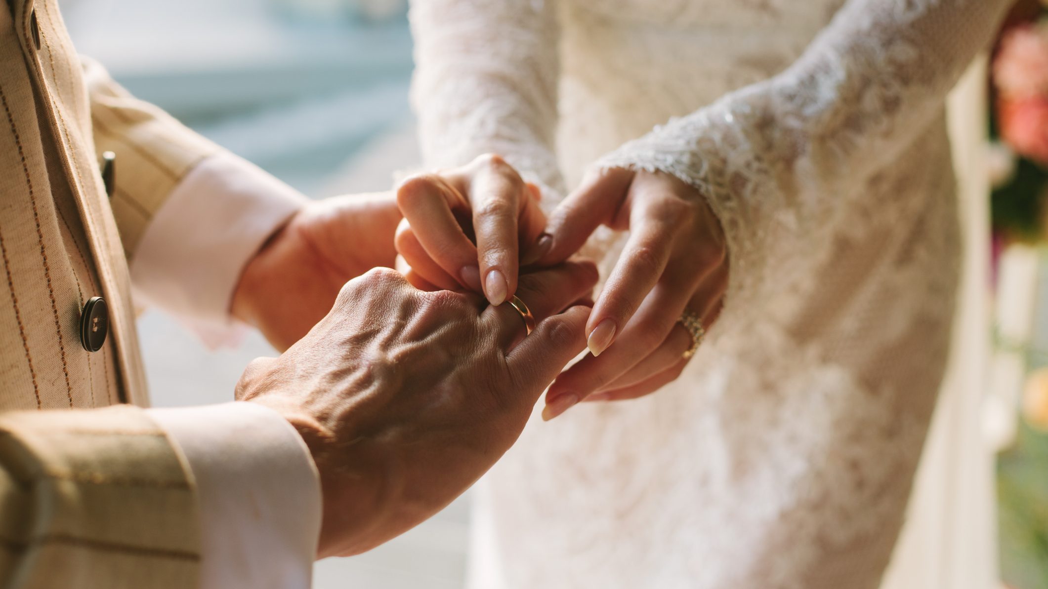 valas-utani-ujrahazasodas | Marie Claire Esküvőn a menyasszony felrakja a vőlegényre a gyűrűt.