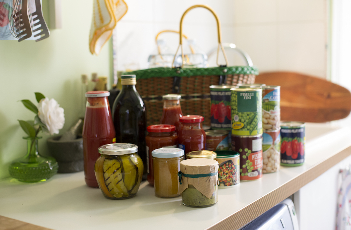 konzervek és üvegben eltett szószok konyhapulton