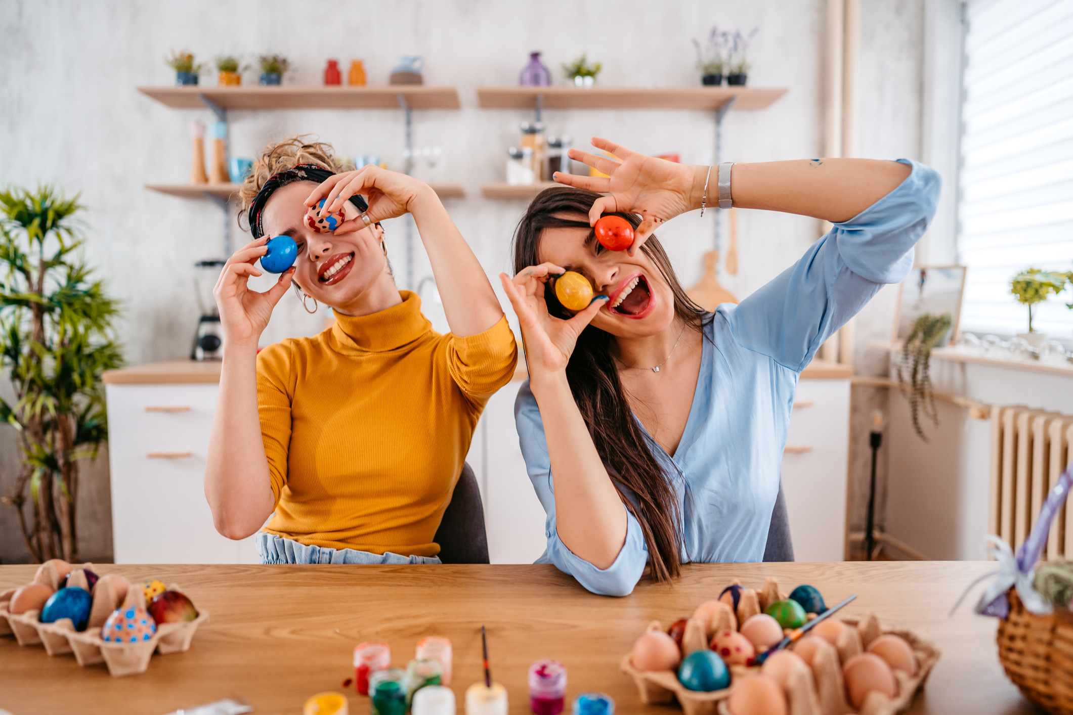 Fiatal nők húsvéti tojásokkal