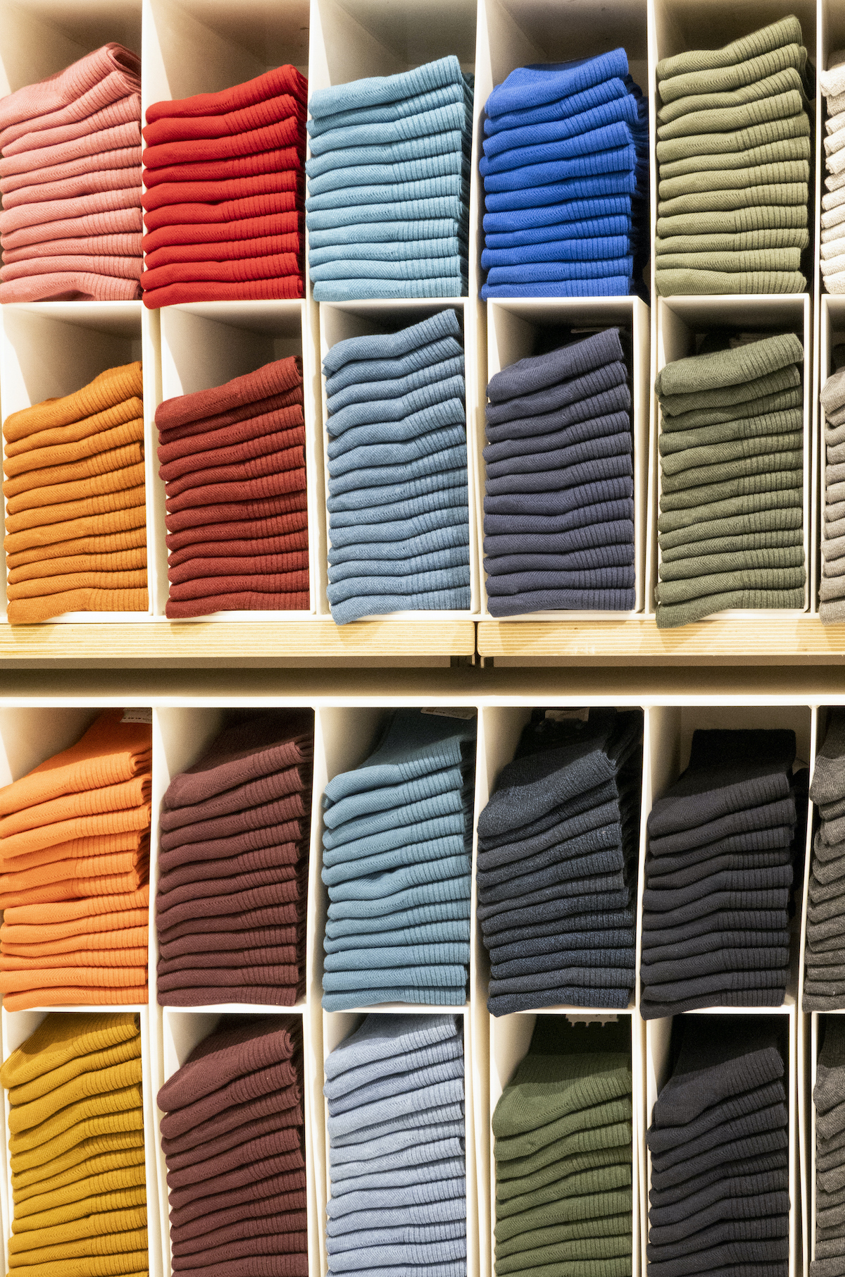 színes zoknik egymás tetején polcokon