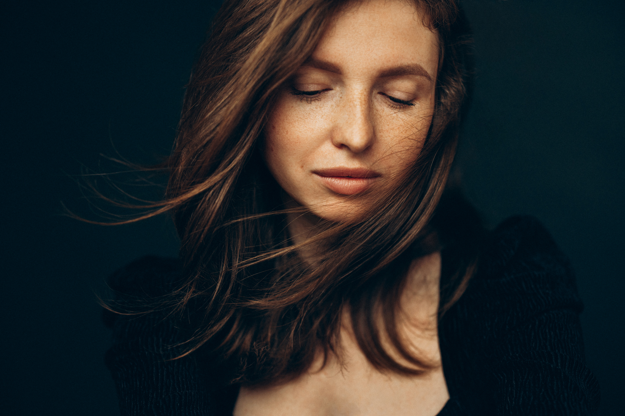 szammisztika-vonzo-emberek | Marie Claire Nő pózol és a haját fújja a szél