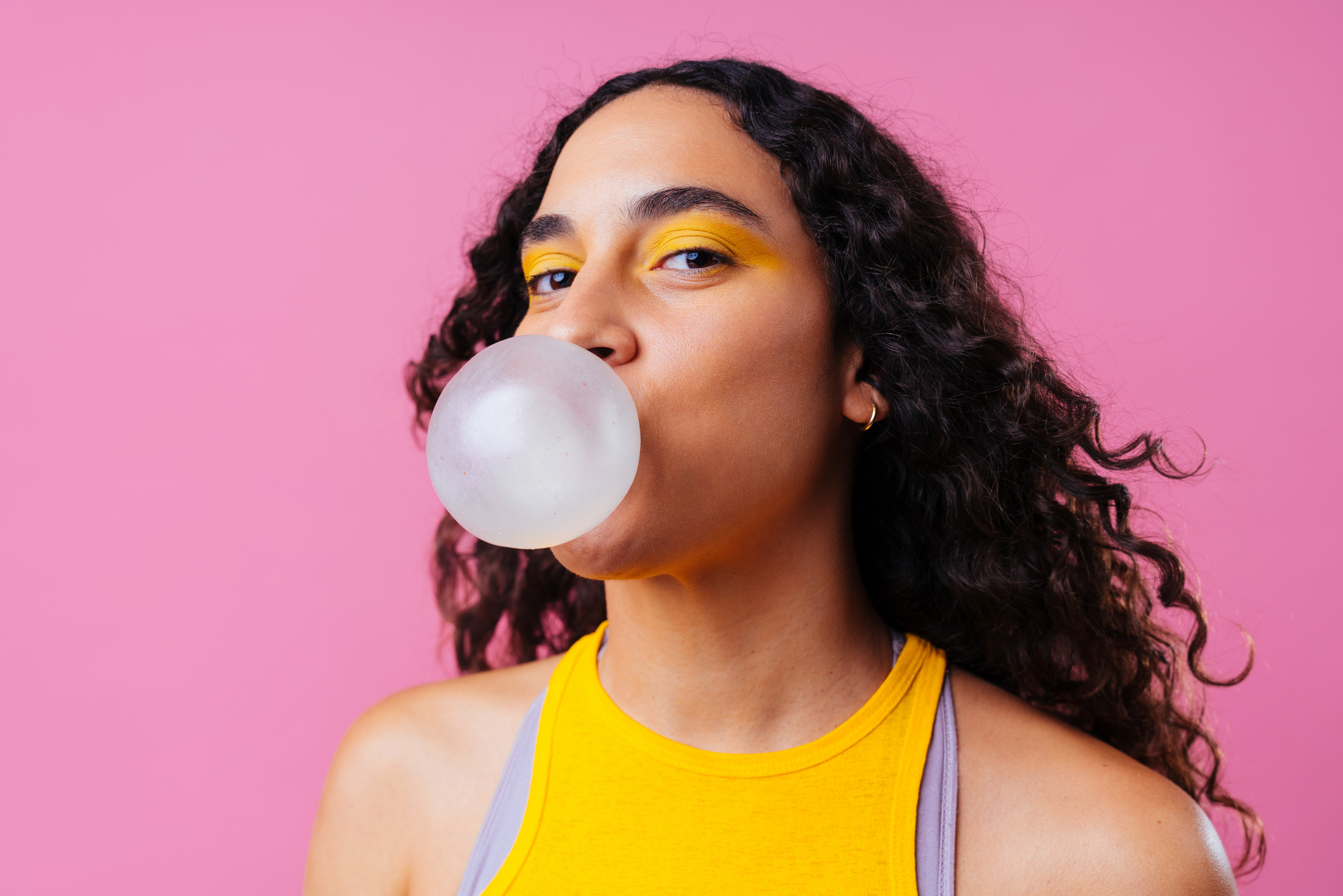 Szép fiatal lány rágózik