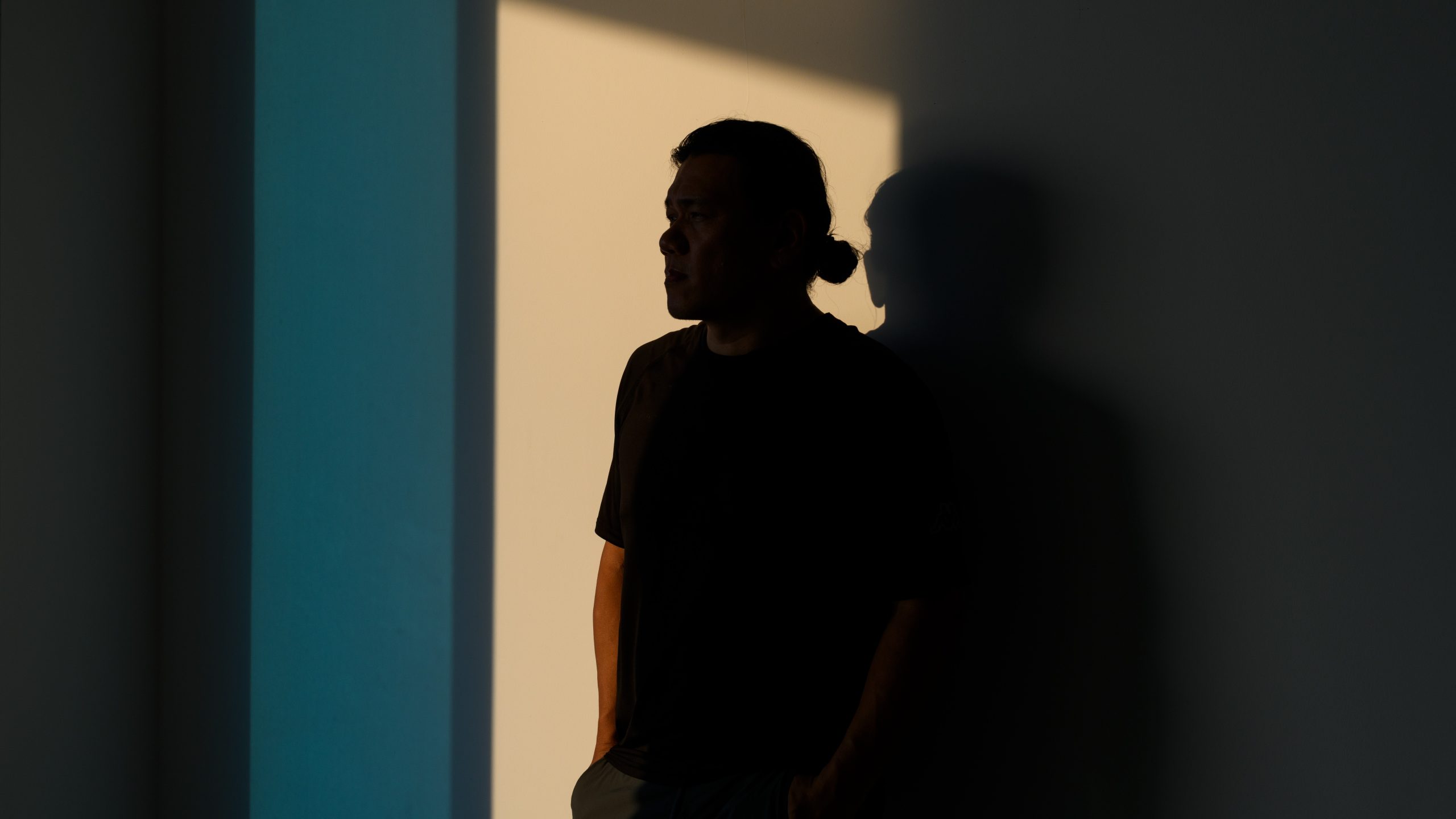 férfi áll az árnyékban