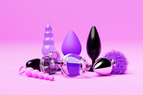 Különböző szexjátékok lila háttér előtt