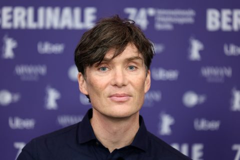 Cillian Murphy portréja: lila alapon fehér Berlinale felirat előtt