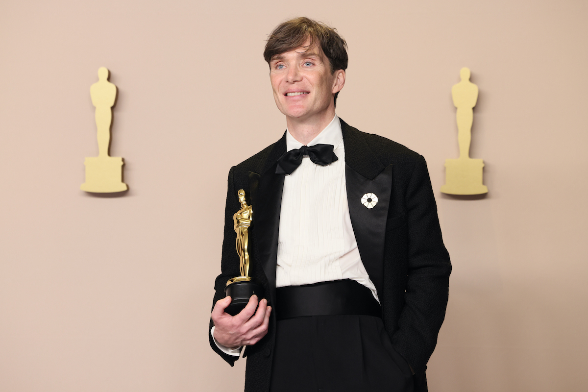 Cillian Murphy a kezében Oscar-díjjal, a háttérben két Oscar-szobor képe