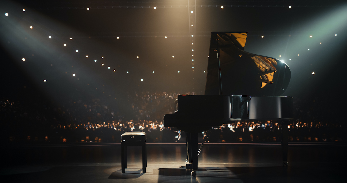 5-nonapi-program-budapesten-es-videken-2026-ban | Marie Claire kivilágított színpadon fekete versenyzongora