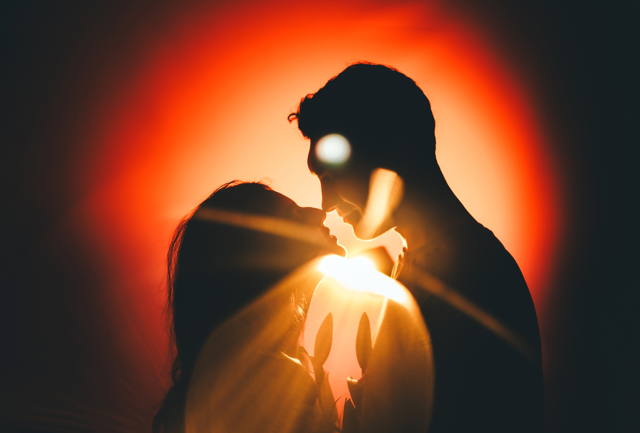 Szerelmespár bújik össze