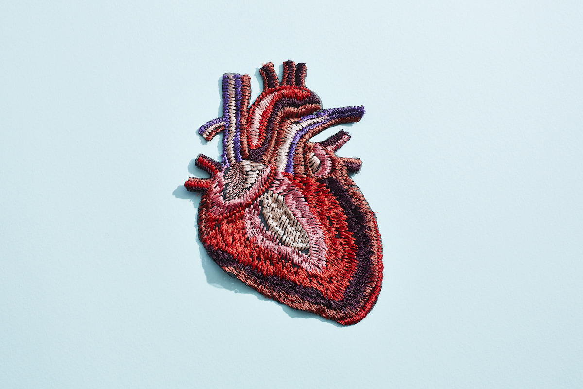 hímzett emberi szív világoskék alapon