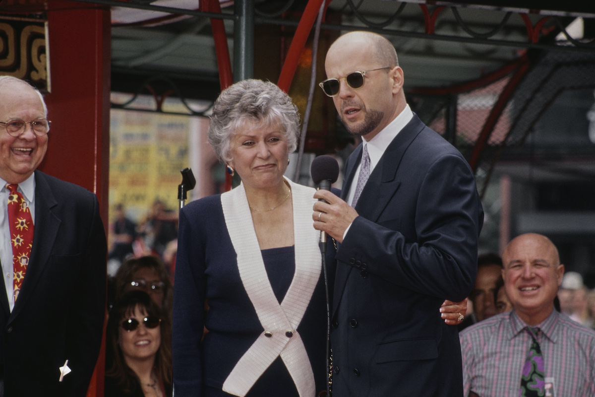 bruce-willis-edesanyja | Marie Claire A napszemüveges Bruce Willis és édesanyja, Marlene Willis egymás mellett áll a vörös szőnyegen, Hollywoodban.