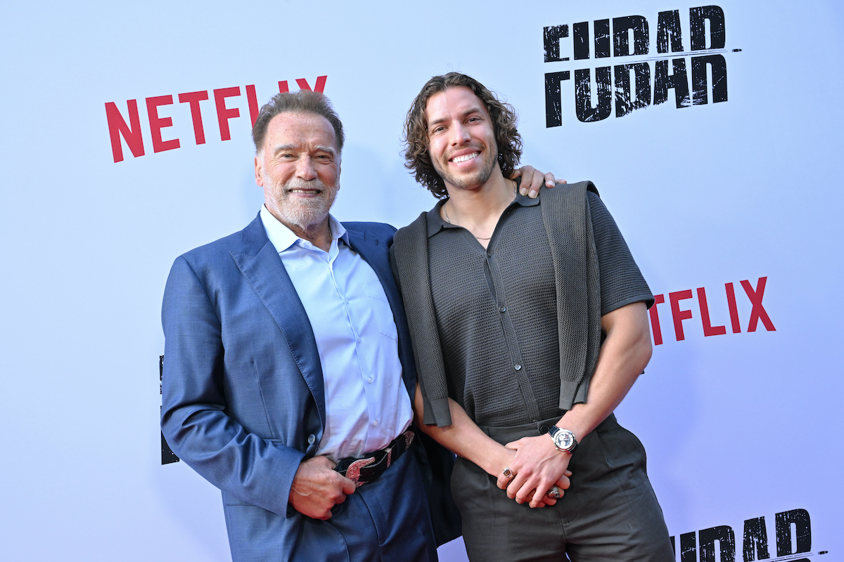 Arnold Schwarzenegger és Joseph Baena Netflix felirat előtt pózol