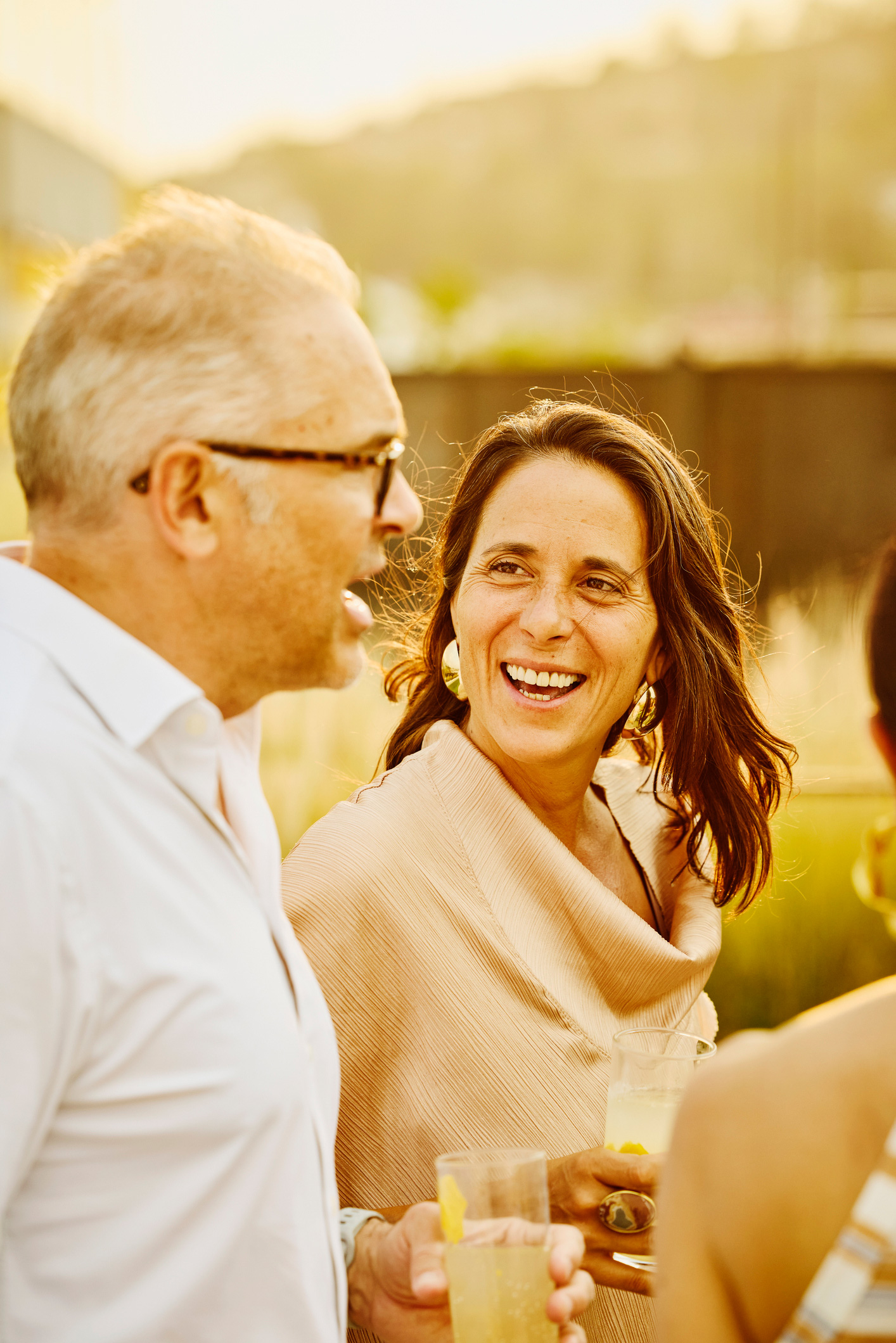 Egy 50 feletti nő nevet azon, amit egy 50 felett férfi mond