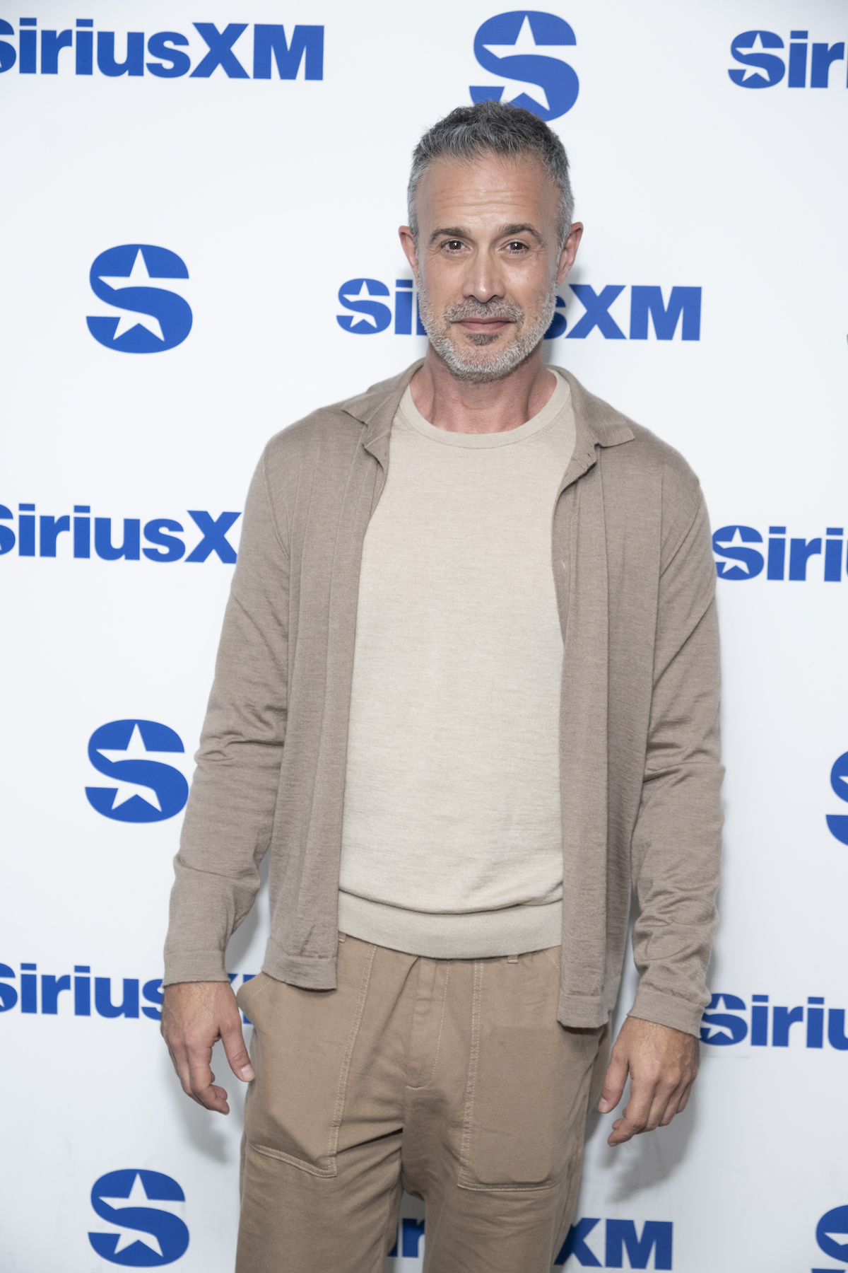 Freddie Prinze Jr. 2025-ben New Yorkban, a háttérben Sirius X felirat.