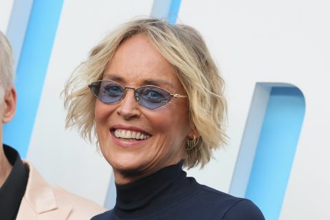 Sharon Stone kék lencséjű napszemüvegben