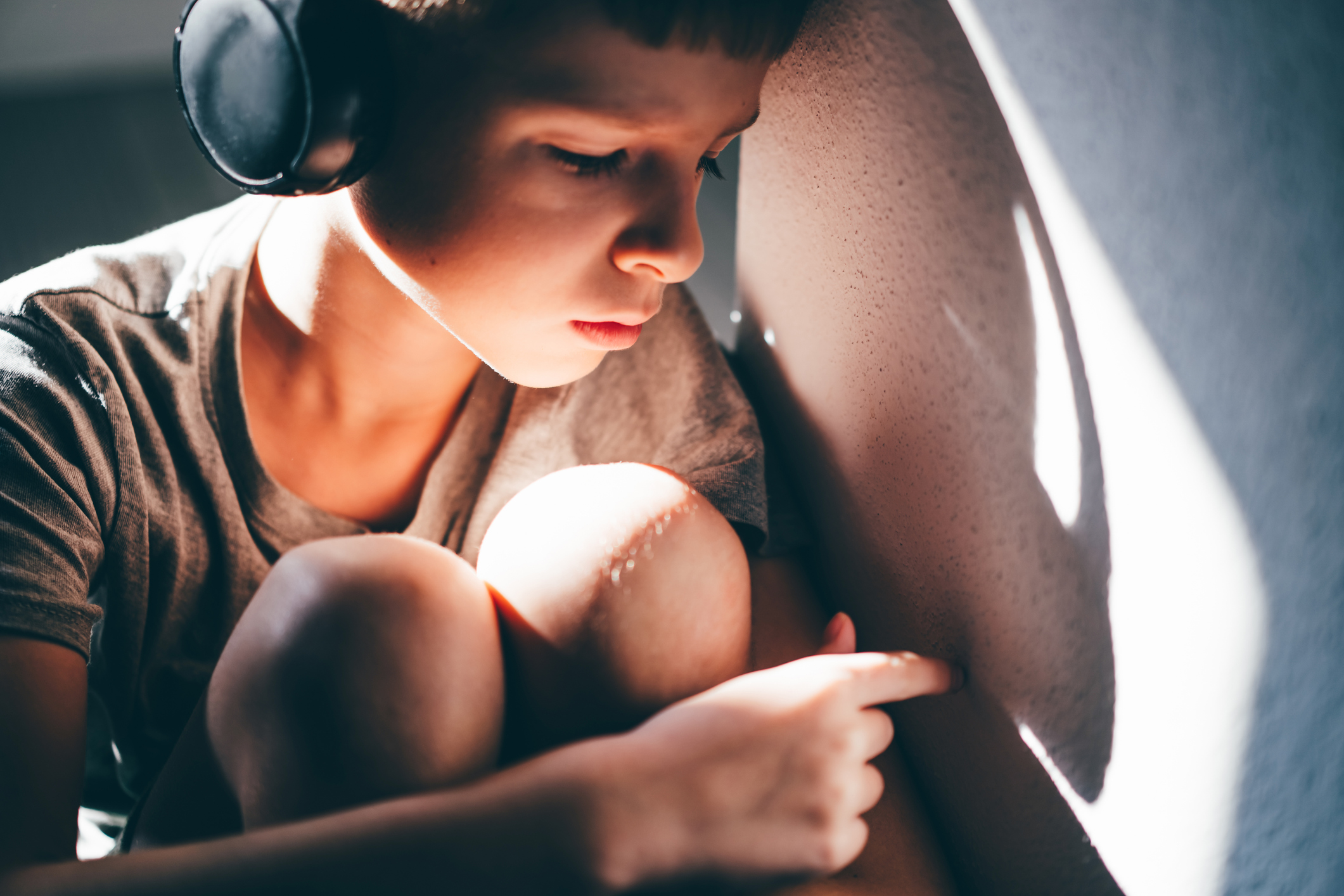 Antiszociális fiú zenét hallgat.