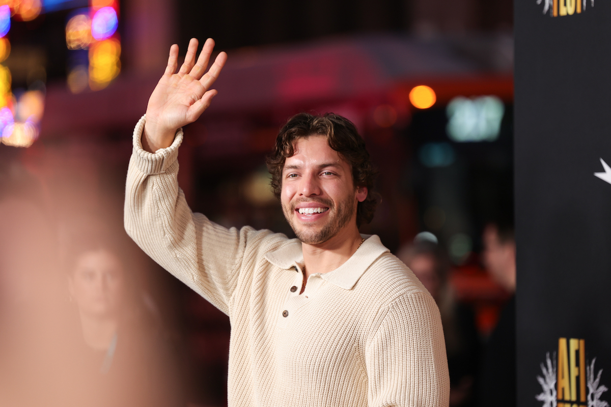 arnold-schwarzenegger-felvallalta-fiat-joseph-baenat | Marie Claire Joseph Baena világos ingben integet