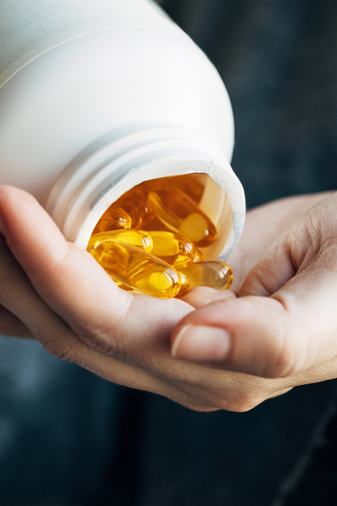 omega-3-hiany-jelei | Marie Claire Egy nő omega-3-vitamint szór a kezébe