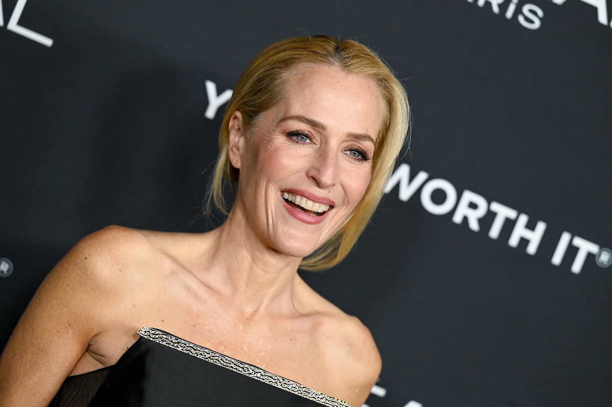 Gillian Anderson vállpánt nélküli ruhában nevet – portré