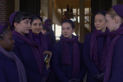 Jelenet a Testamentumok sorozatból. Lila ruhás fiatal nők csoportja.