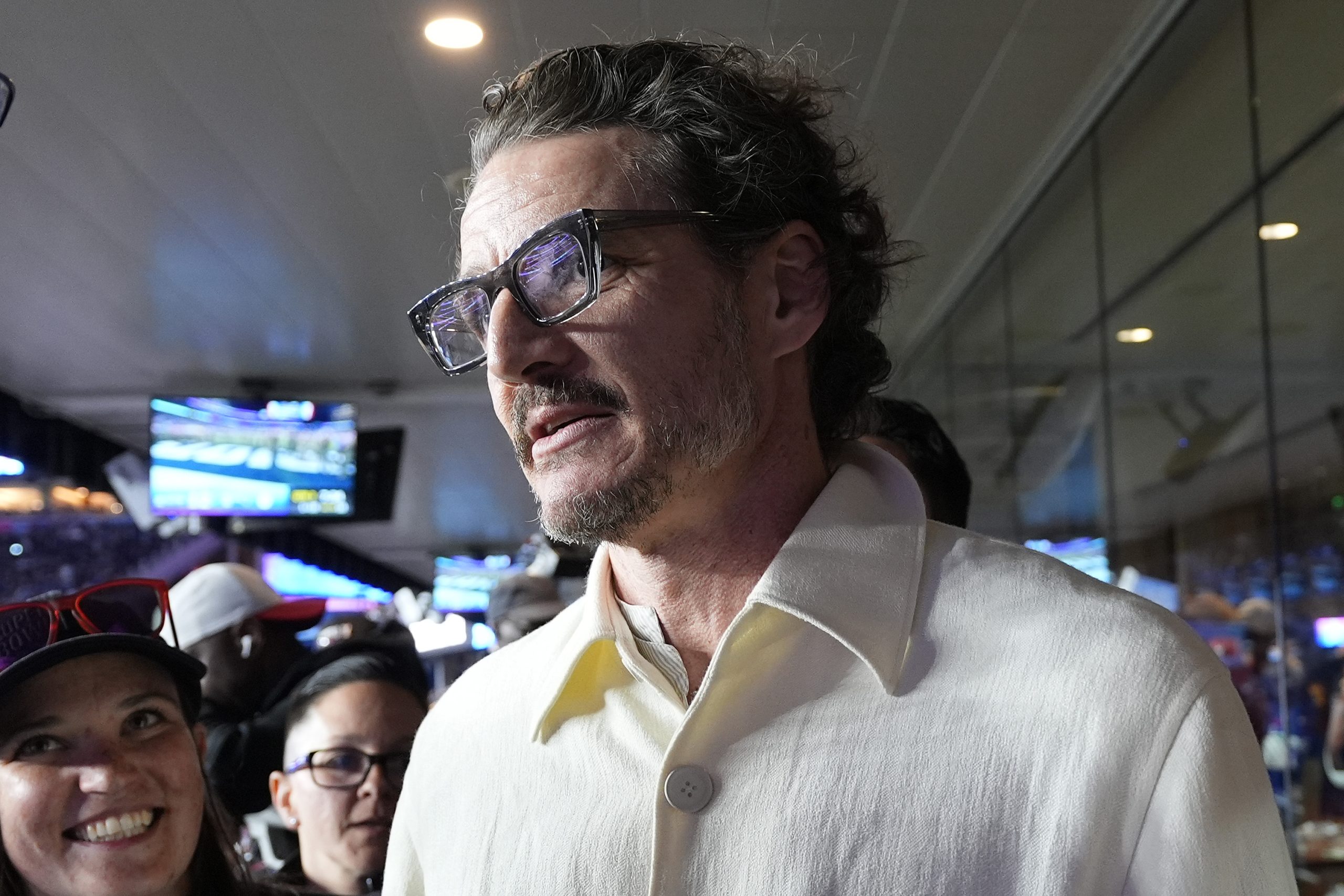 Pedro Pascal szemüvegben és világos ingben