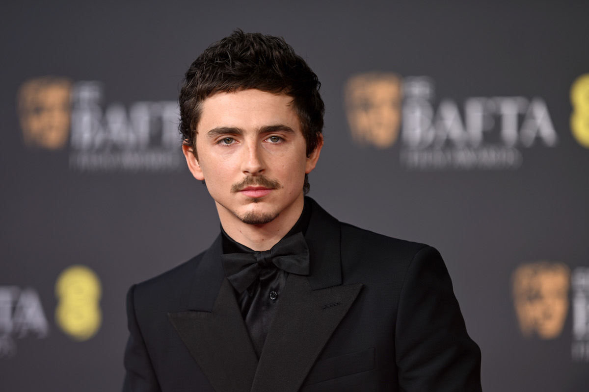 Timothée Chalamet fekete öltönyben, ingben és nyakkendőben a BAFTA 2026-os gáláján Londonban.