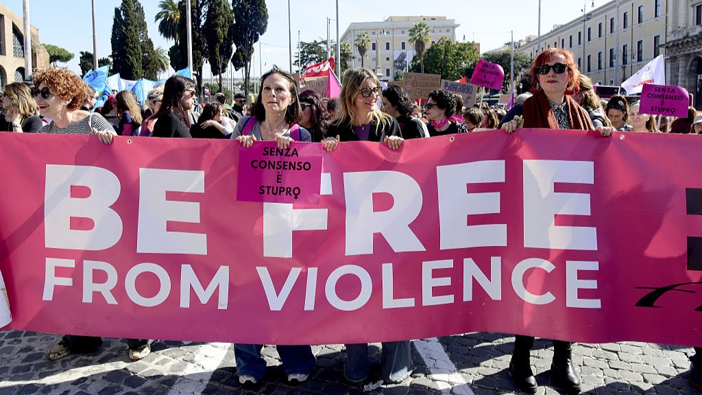 Olasz nők tüntetnek a nők elleni szexuális erőszak ellen