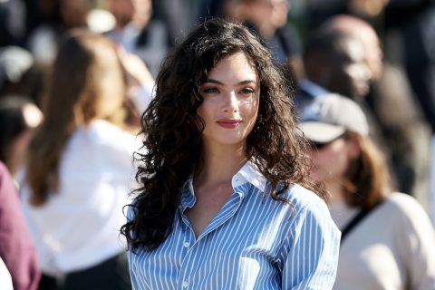 Deva Cassel kék fehér csíkos blúzban