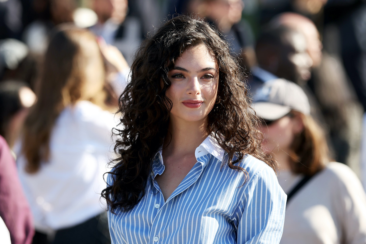 Deva Cassel kék fehér csíkos blúzban