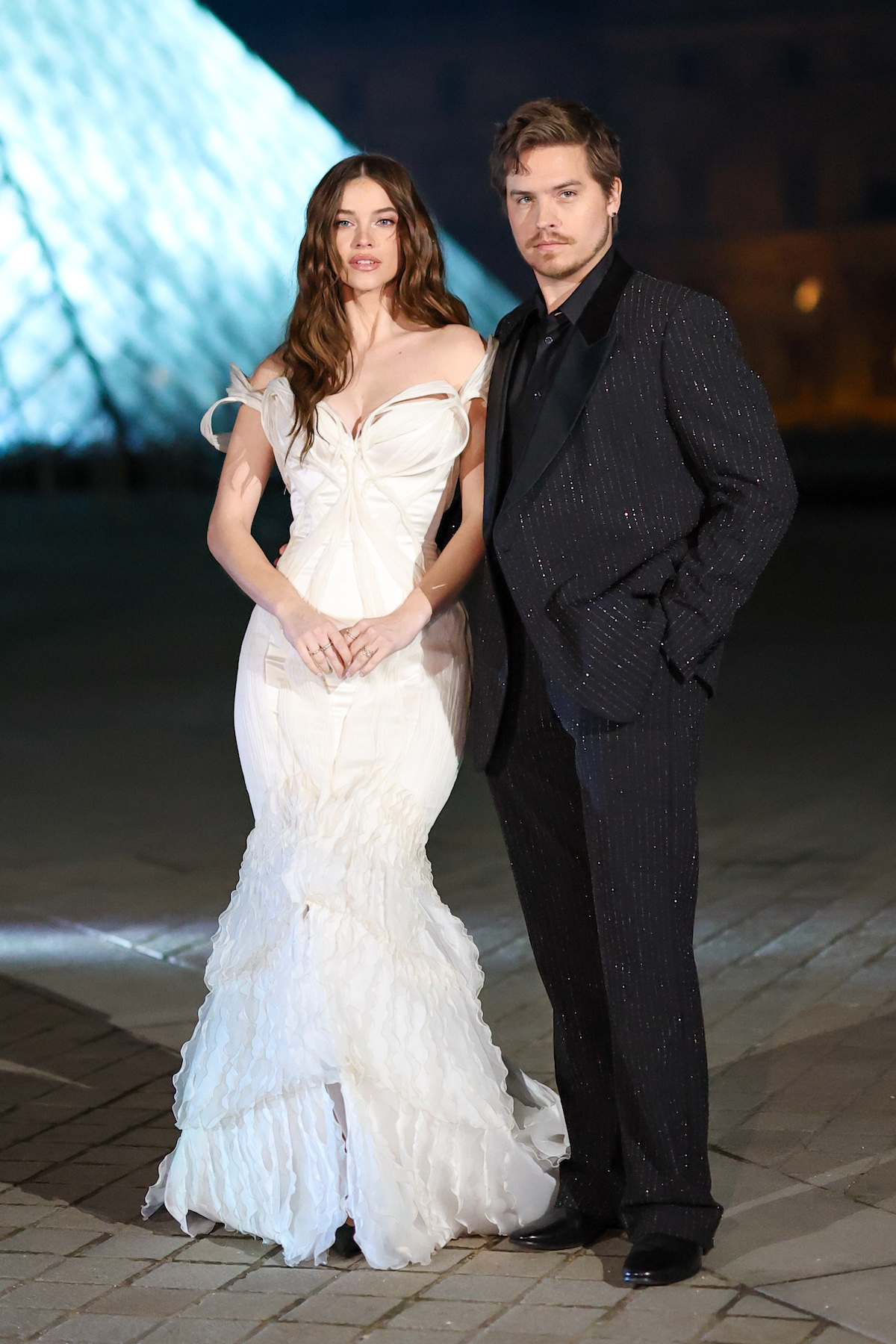 palvin-barbara-es-dylan-sprouse-parizsi-divathet-2026 | Marie Claire Palvin Barbara fehér estélyiben, mellette Dylan Sprouse a Grand Dîner du Louvre eseményen a Louvre előtt, 2026 márciusában.