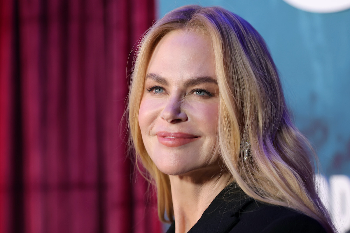 Mosolygó Nicole Kidman közeli: szőke haj, fekete felső