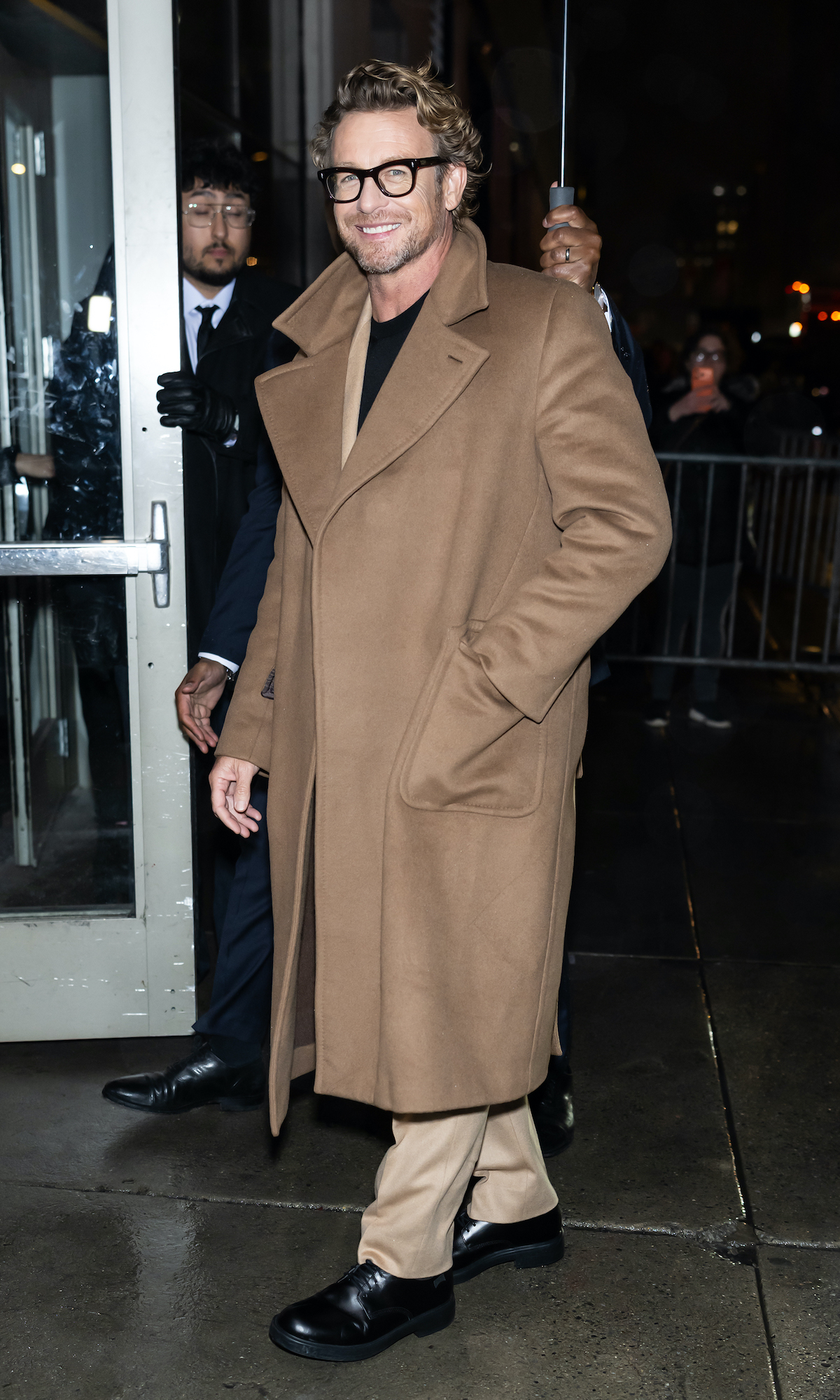 nicole-kidman-simon-baker-izmok | Marie Claire Simon Baker barna kabátban és szemüvegben mosolyog