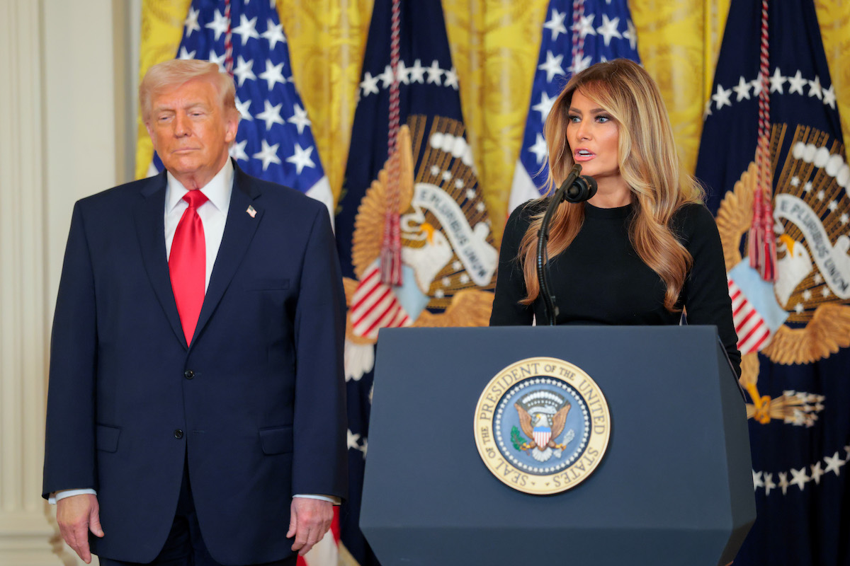 Donald Trump a Women's History Month eseményen feleségével, Melania Trumppal, aki épp beszédet mond
