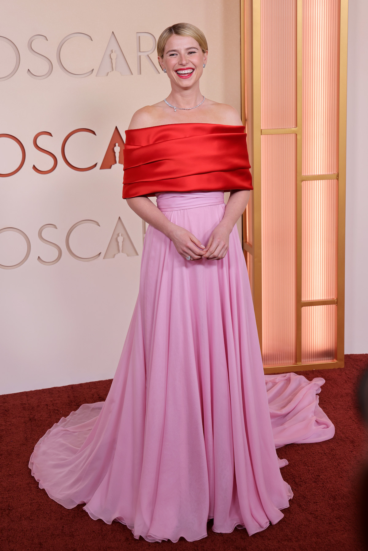 Jessie Buckley piros rózsaszínben a 2026-os Oscar gálán