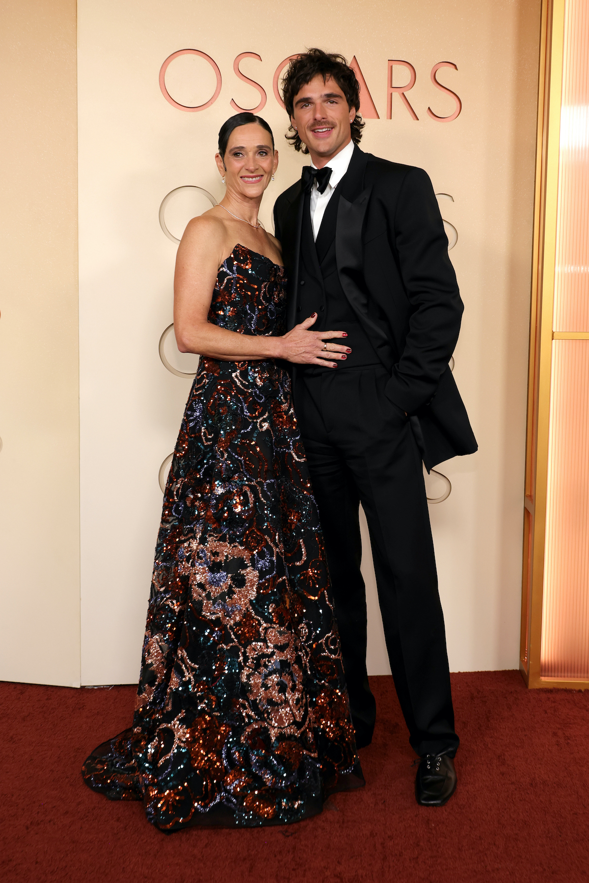 oscar-2026-jacob-elordi-edesanyjaval | Marie Claire Jacob Elordi szmokingban és Melissa Elordi hosszú estélyi ruhában a 98. Oscar-gálán: egész alakos kép