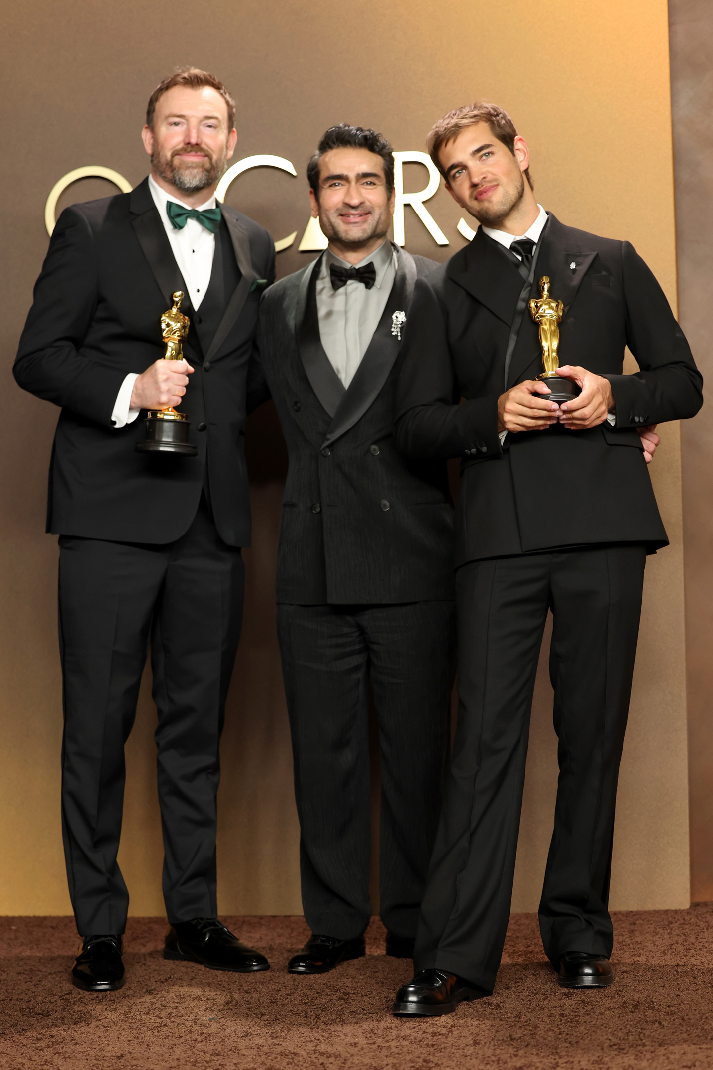 GettyImages-2266716102 | Marie Claire Kumail Nanjiani Jack Piatt-tal és Sam A. Davisszel, a legjobb élőszereplős rövidfilmnek járó díj nyerteseivel pózol a sajtószobában a 98. Oscar-gála alatt a Dolby Színházban, 2026. március 15-én, Hollywoodban, Kaliforniában.