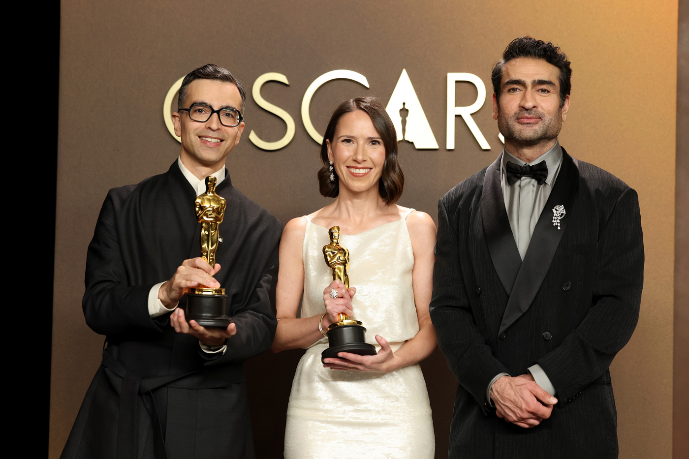 oscar-2026-dontetlen-rovidfilmek | Marie Claire Alexandre Singh és Natalie Musteata, a „Két ember nyálat cserél” című filmjükért elnyert legjobb élőszereplős rövidfilm díj nyertesei, Kumail Nanjianival pózolnak a sajtószobában a 98. Oscar-gála alatt a Dolby Színházban, 2026. március 15-én, Hollywoodban, Kaliforniában.