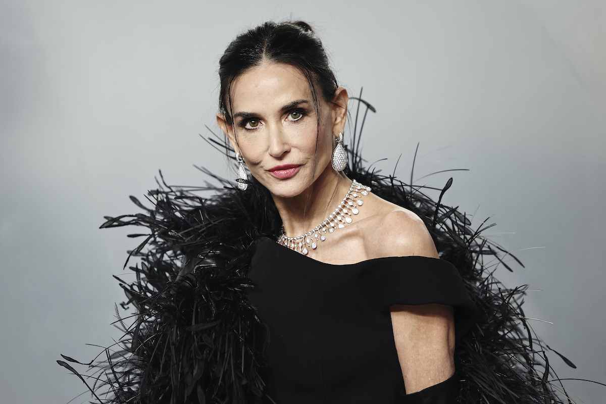 Demi Moore fekete tollakkal díszített estélyiben