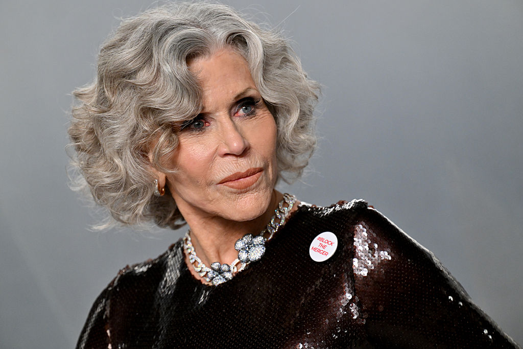 Jane Fonda fekete estélyiben, kitűzővel